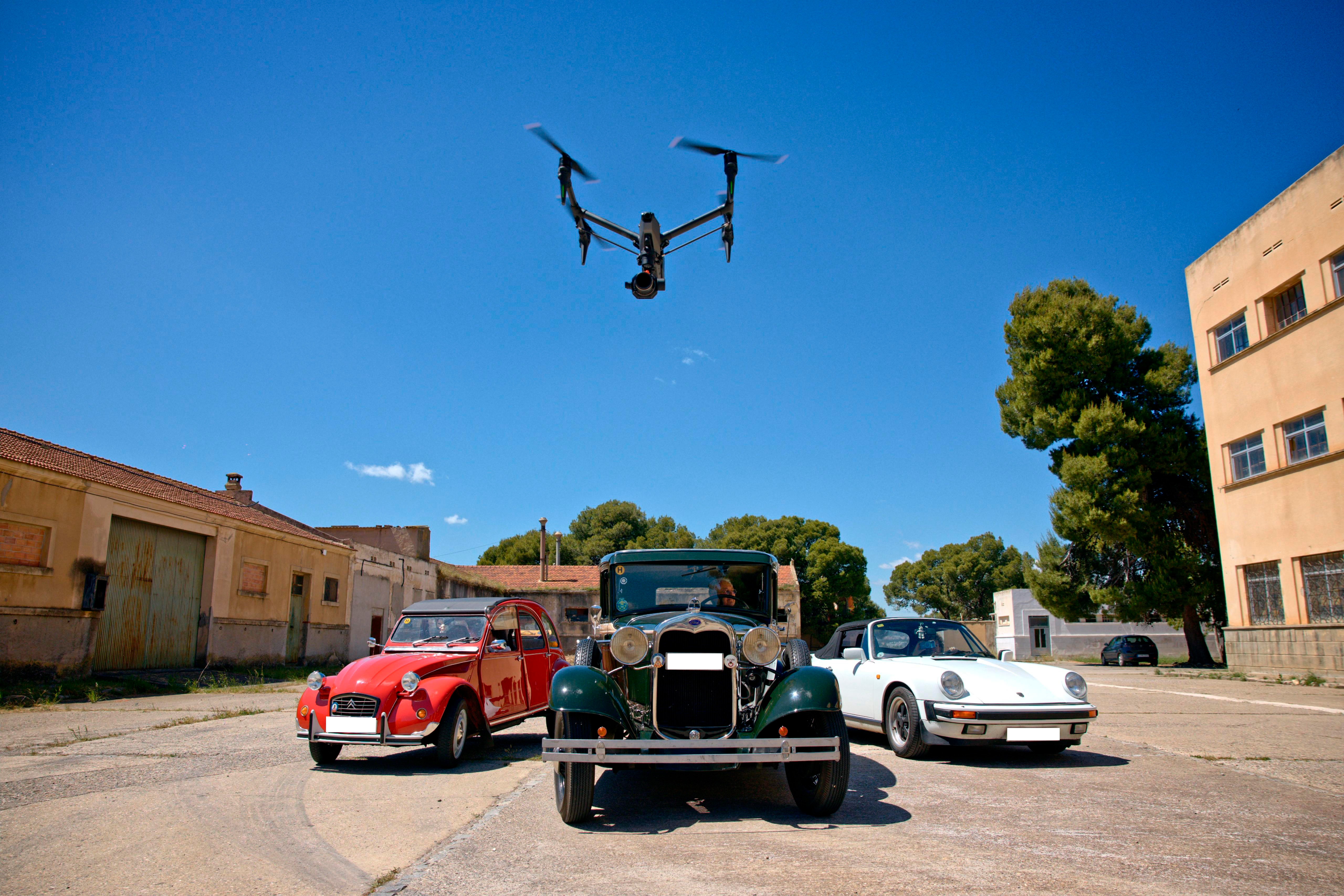 Plano cenital del DJI Inspire sobre coches clásicos