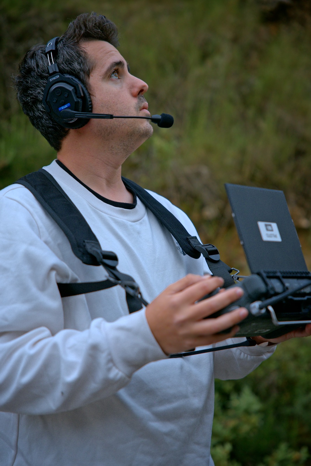 Francisco Zamora pilotando un DJI Inspire 3 durante un rodaje
