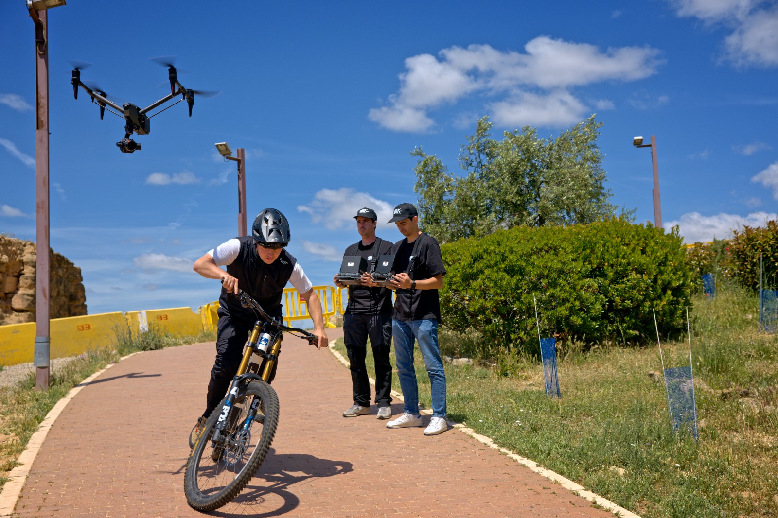 Plano aéreo de ciclista de descenso con DJI Inspire en seguimiento