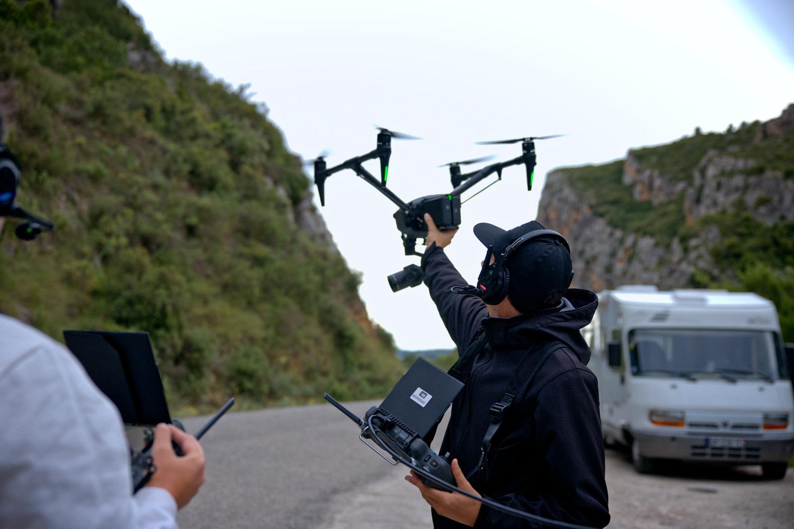 Unidad aérea Skyset operando DJI Inspire en rodaje de cine