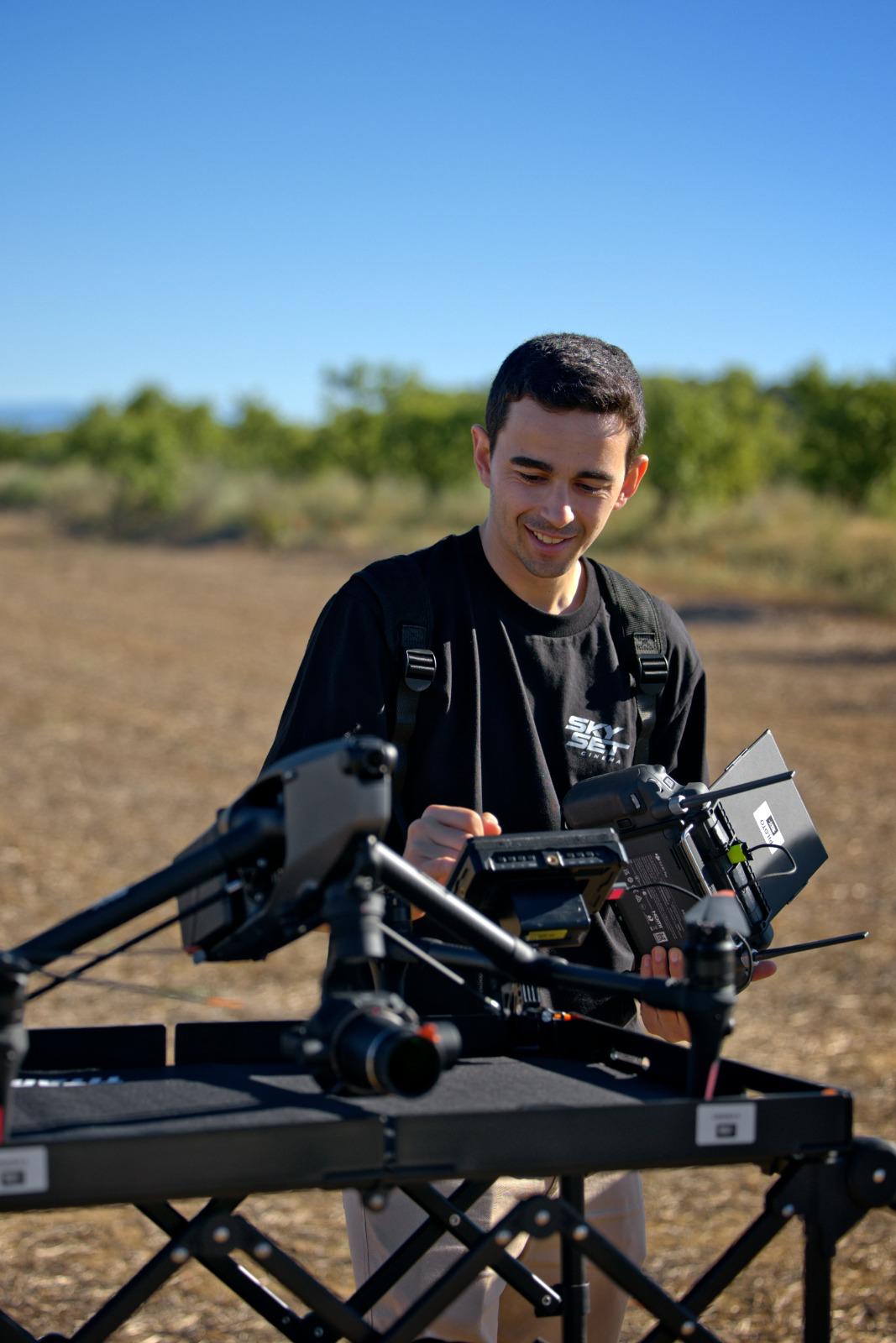 Alex Viñals ajustando el DJI Inspire 3 durante un rodaje