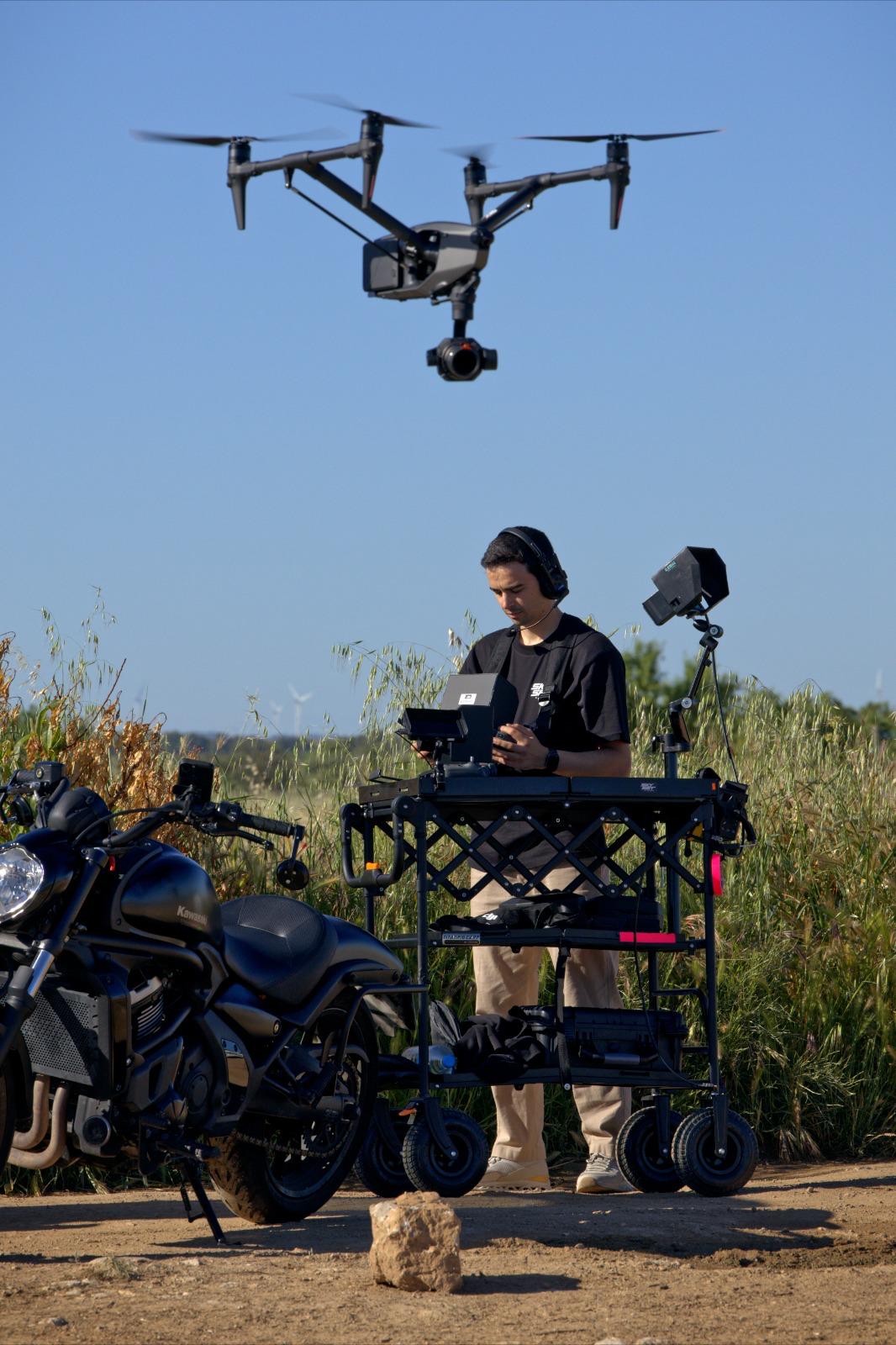 Alex Viñals operando el DJI Inspire con un dron en vuelo
