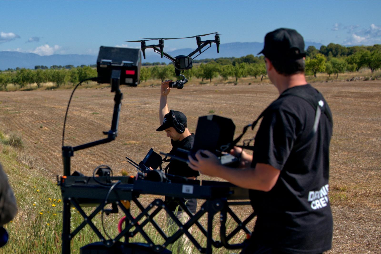Equipo Skyset Cinema rodando con Inspire en paisaje rural