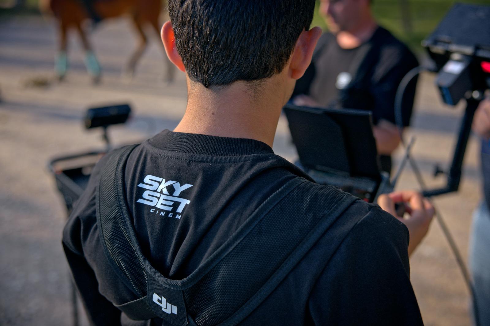 Operador de Skyset Cinema con camiseta de la marca durante rodaje
