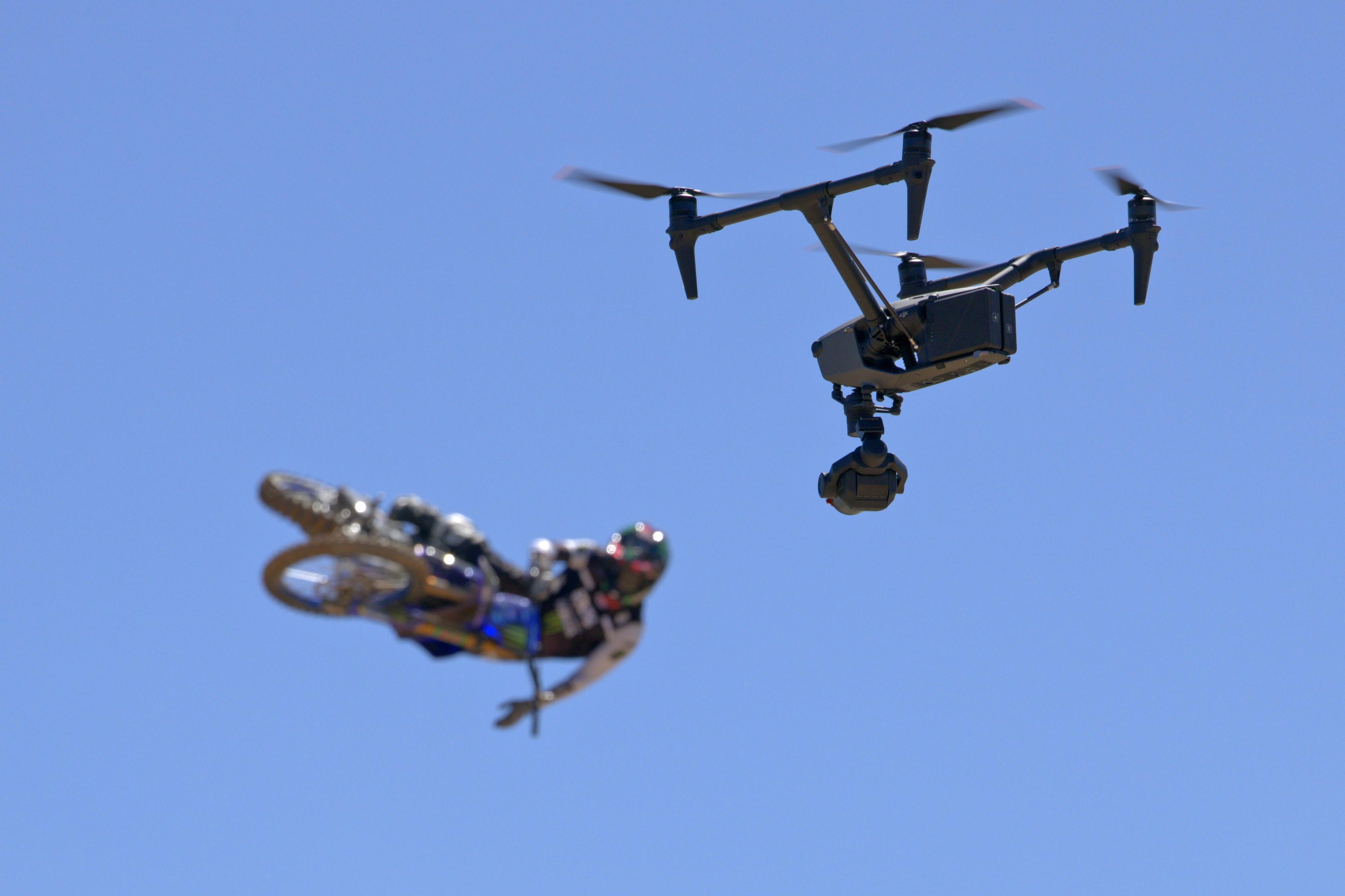 Plano aéreo de motorista freestyle con DJI Inspire