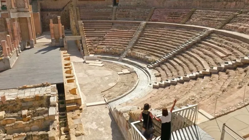Alice Roberts en el teatro romano de Cartagena, en el tráiler de la serie