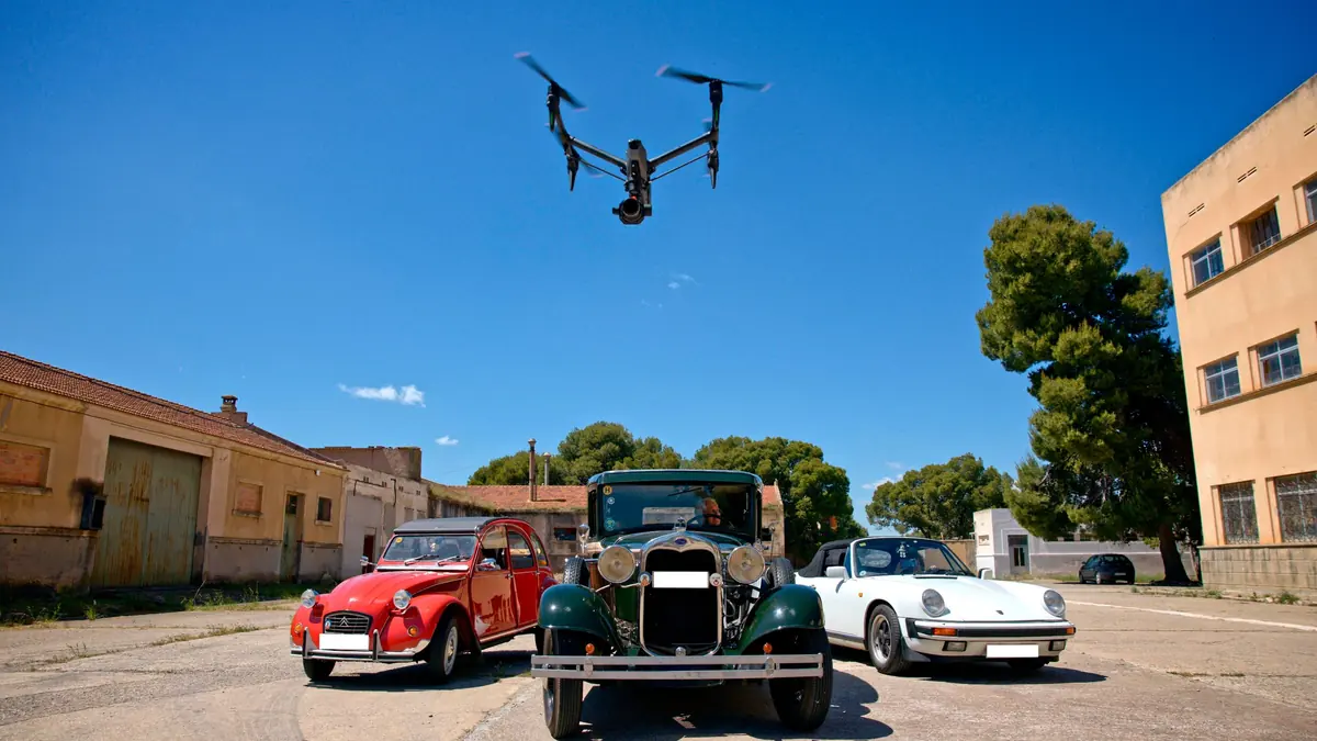 Plano cenital del DJI Inspire sobre coches clásicos