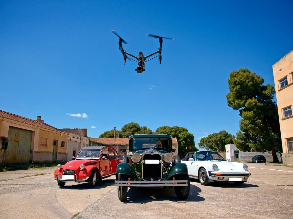 Plano cenital sobre Citroën 2CV, Ford clásico y Porsche 911