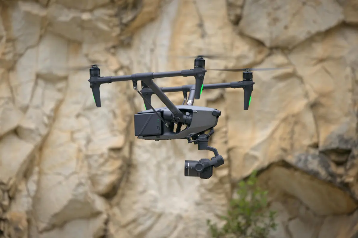 DJI Inspire 3 en vuelo con cámara y gimbal
