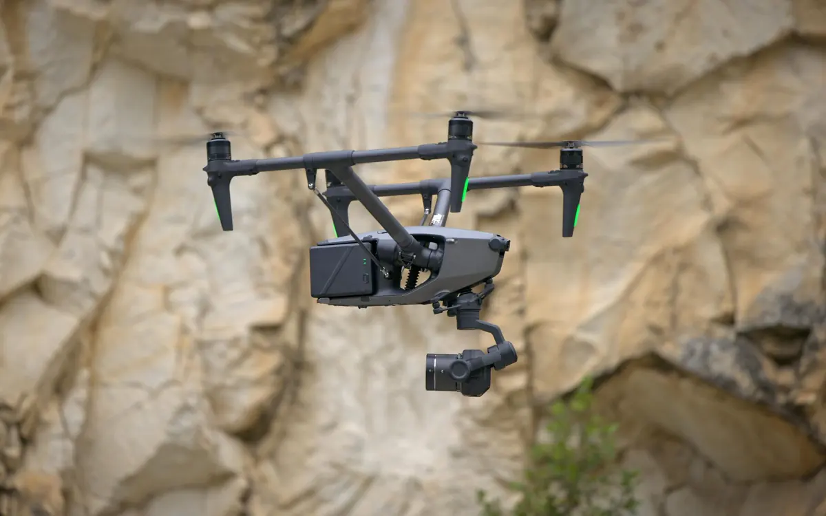 DJI Inspire 3 en vuelo durante rodaje