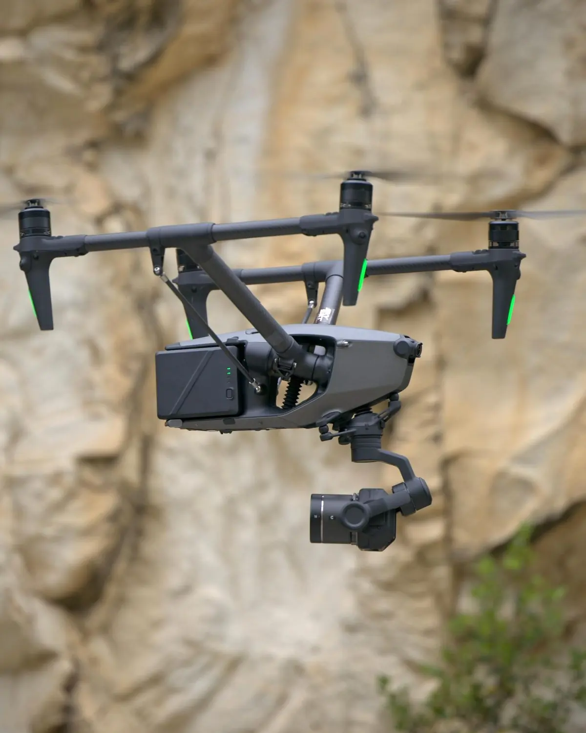 DJI Inspire 3 en vuelo con cámara y gimbal