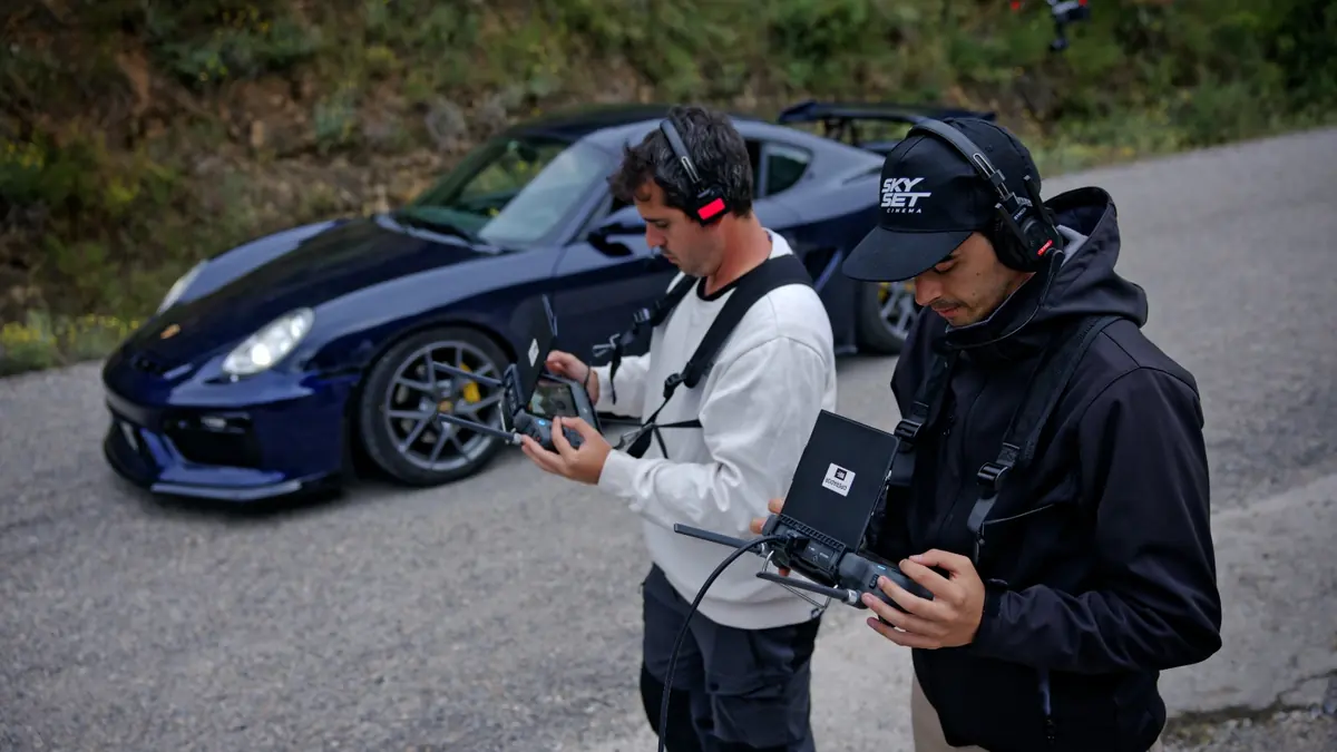 Skyset Cinema operando el DJI Inspire 3 frente a un Porsche Cayman GT4