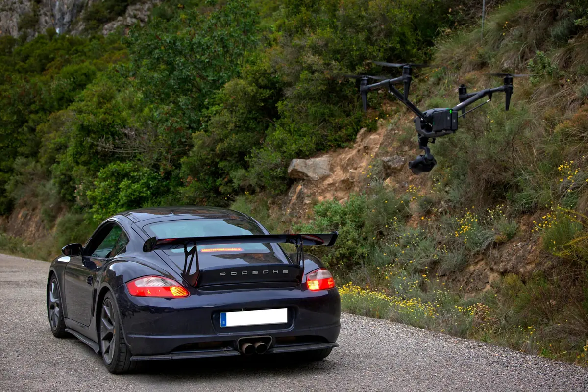 DJI Inspire siguiendo a un Porsche en rodaje publicitario