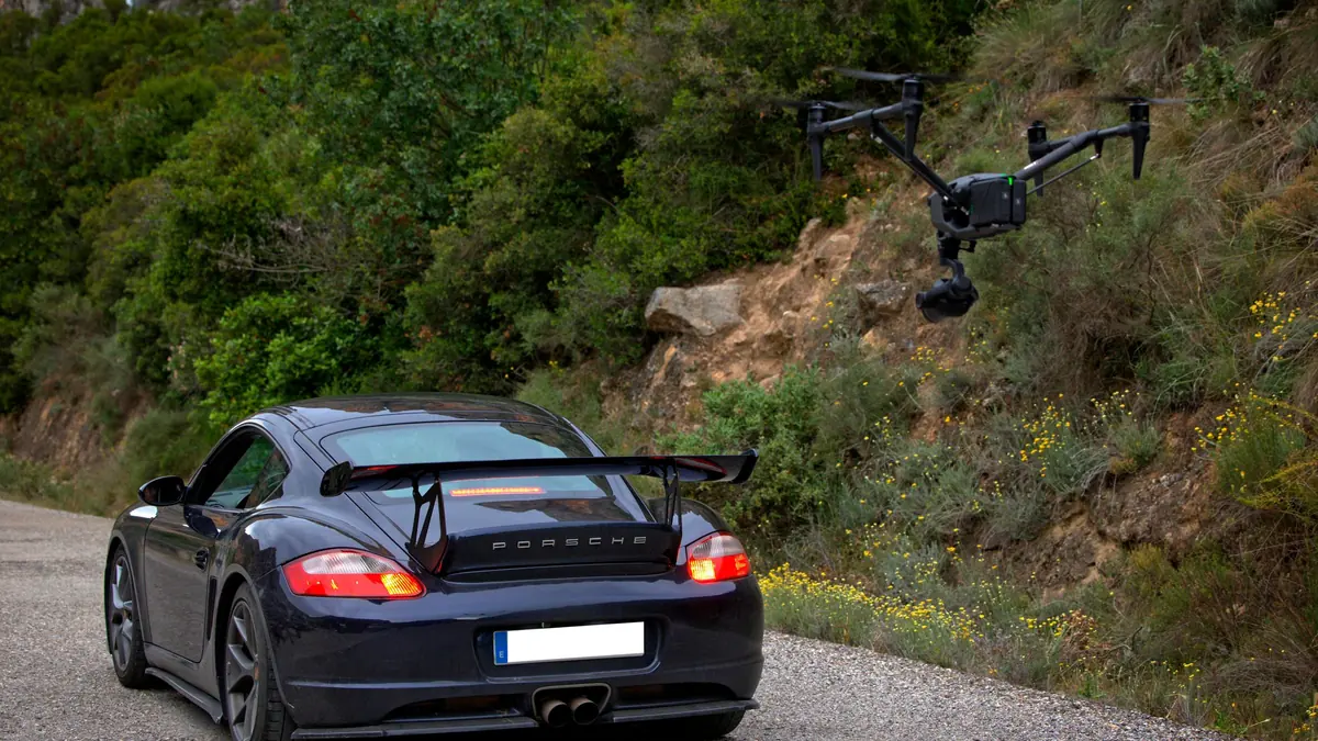 Porsche Cayman GT4 con drone Inspire 3