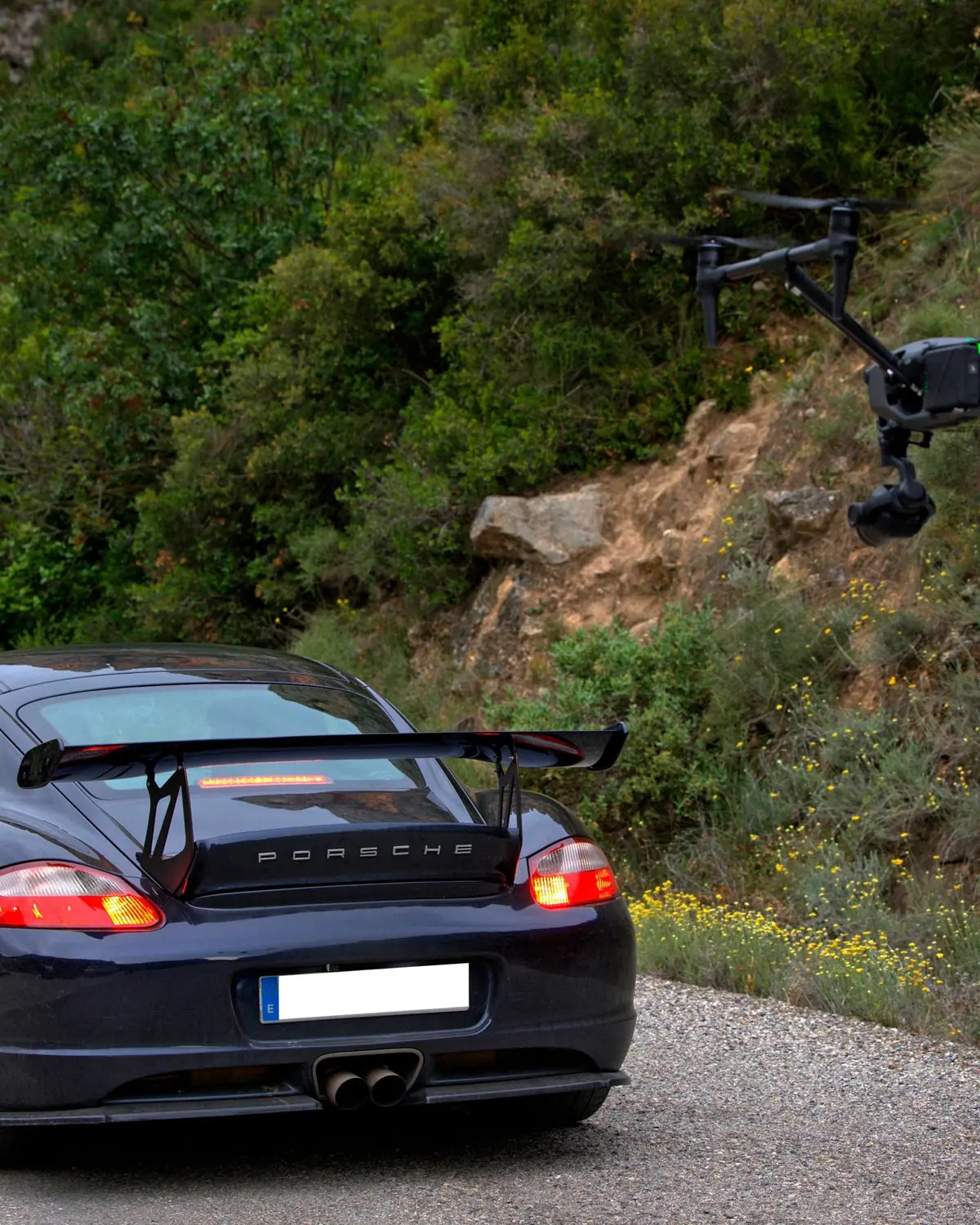 Porsche Cayman GT4 con Inspire en carretera de montaña