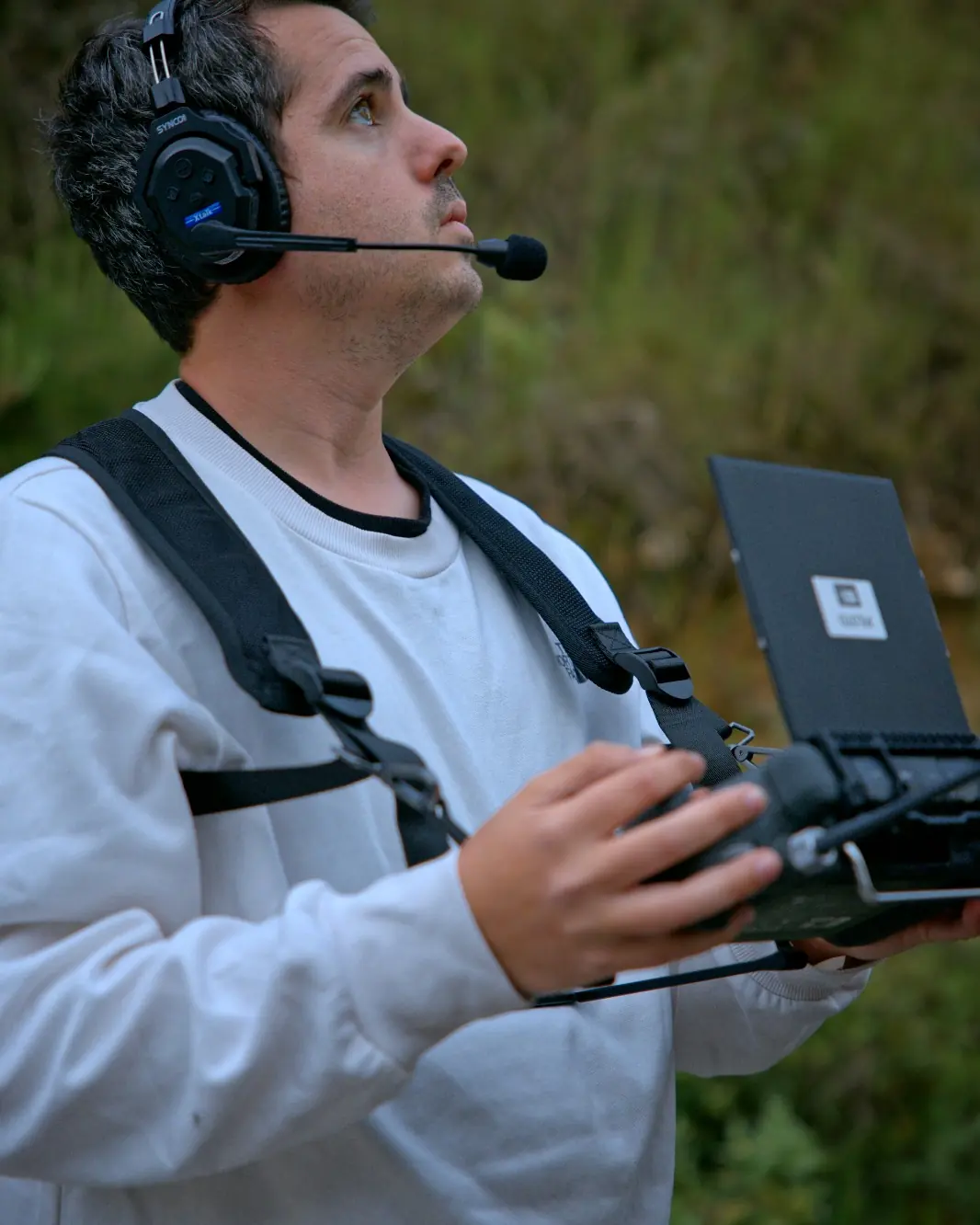 Francisco Zamora pilotando un DJI Inspire 3 durante un rodaje