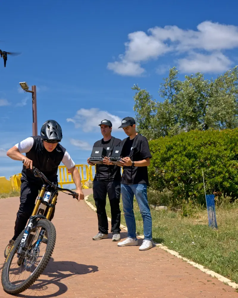 Plano aéreo de ciclista de descenso con DJI Inspire en seguimiento