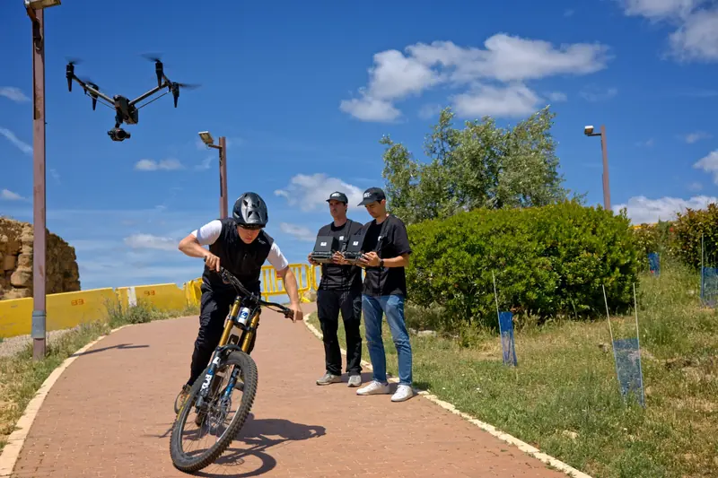 Plano aéreo de ciclista de descenso con el DJI Inspire en seguimiento