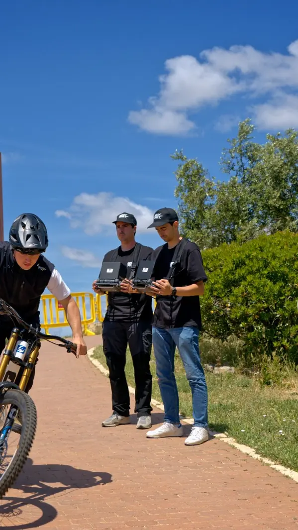 Seguimiento aéreo de ciclista MTB