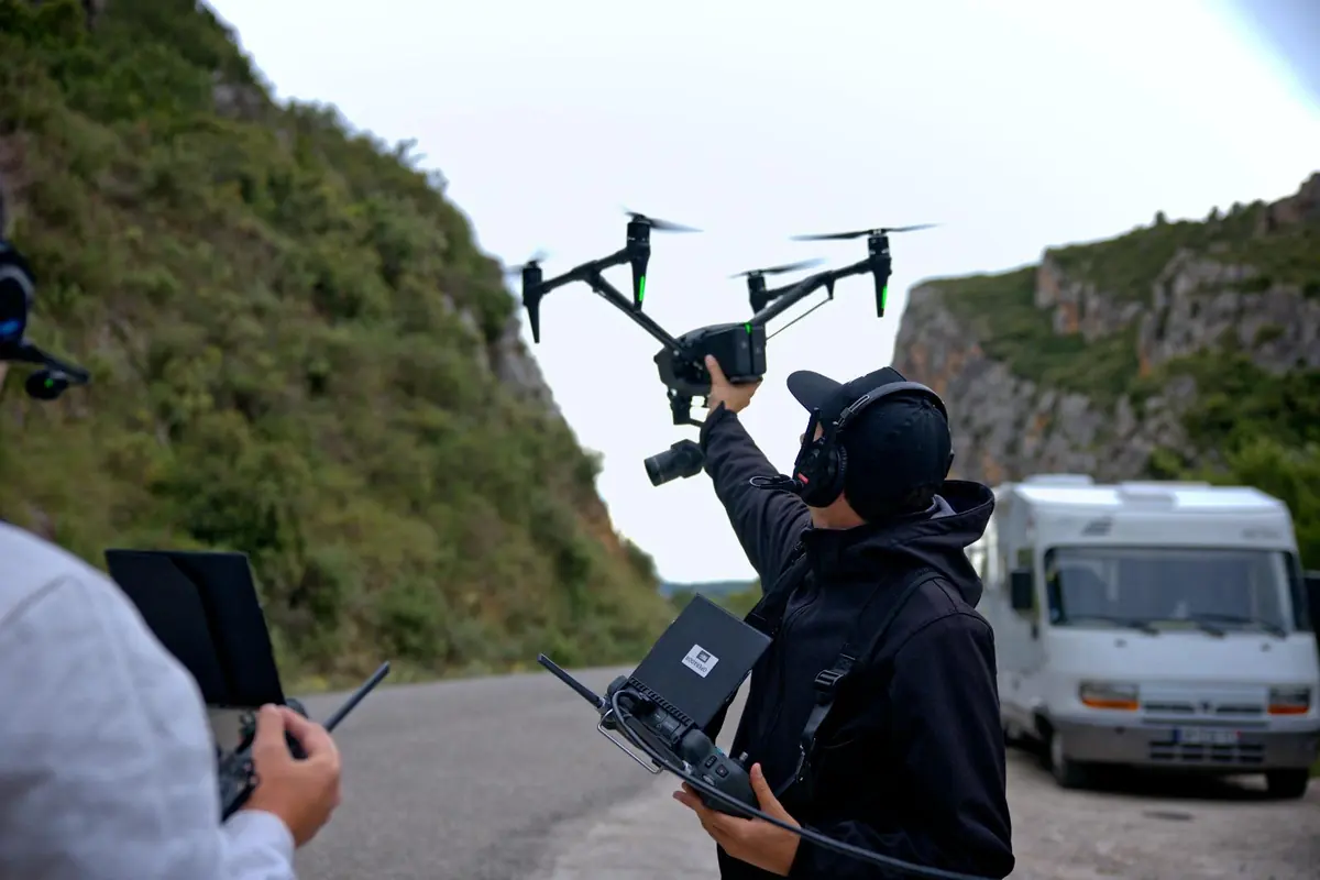 Unidad aérea Skyset operando DJI Inspire en rodaje de cine