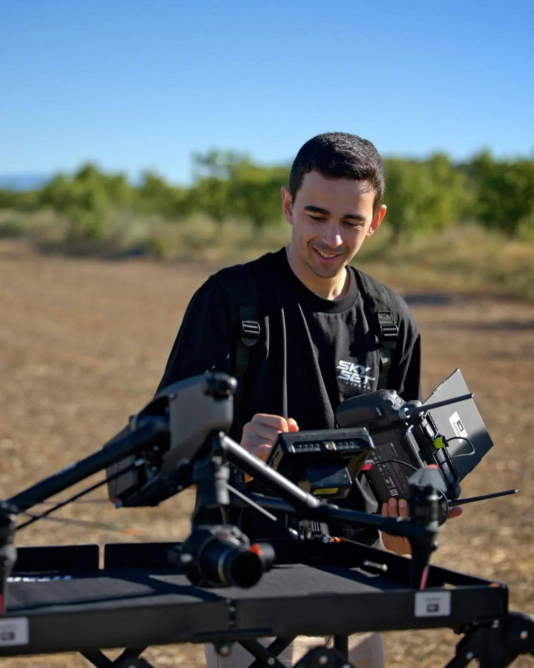 Alex Viñals ajustando el DJI Inspire 3 durante un rodaje
