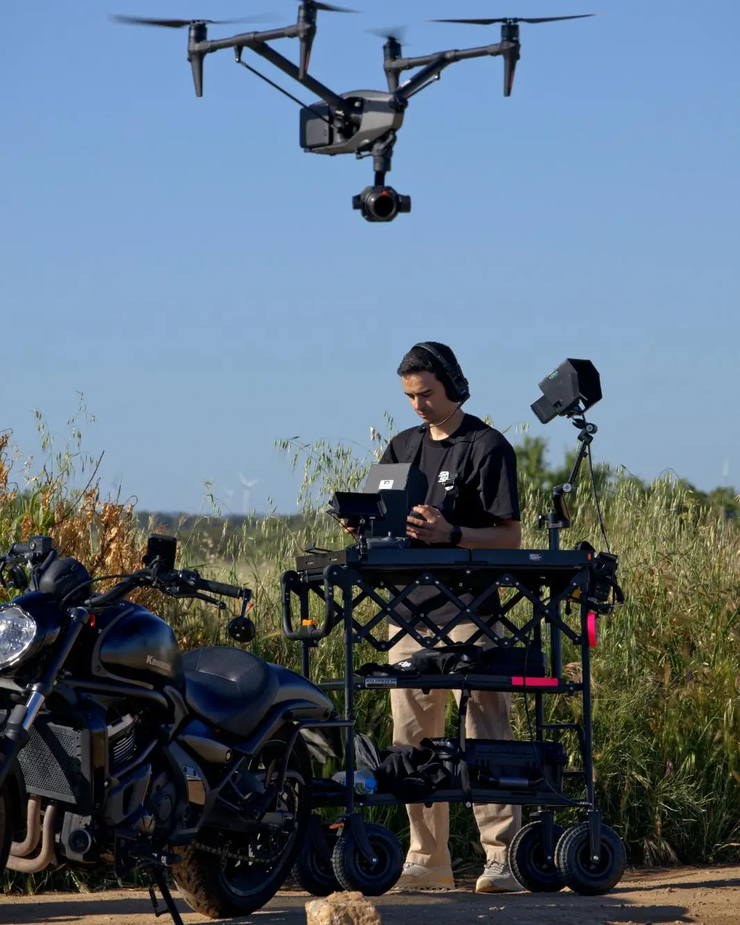 Alex Viñals operando el DJI Inspire con un dron en vuelo