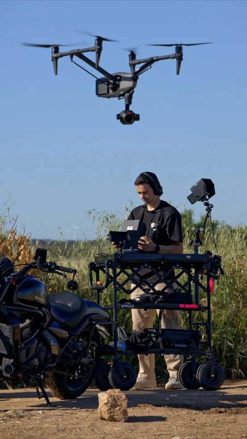 Operador de drone Skyset Cinema en pista