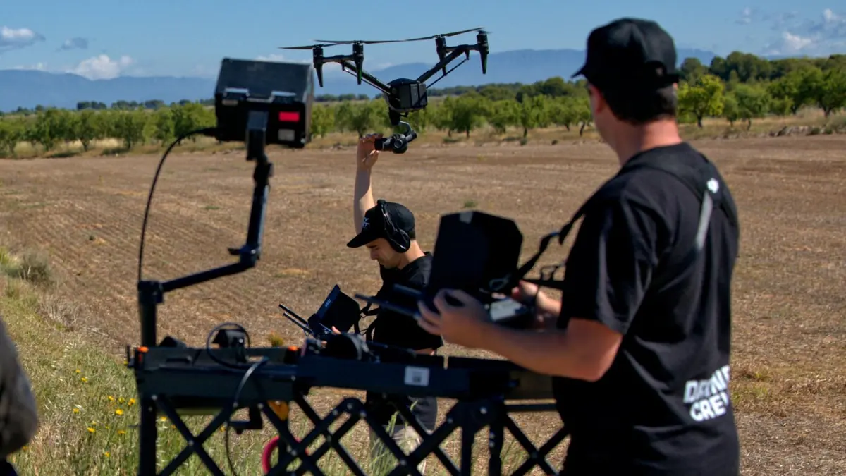 Equipo Skyset Cinema rodando con Inspire en paisaje rural