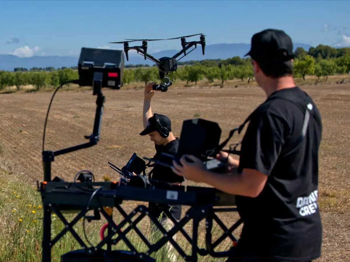 Unidad aérea Skyset Cinema rodando paisaje rural