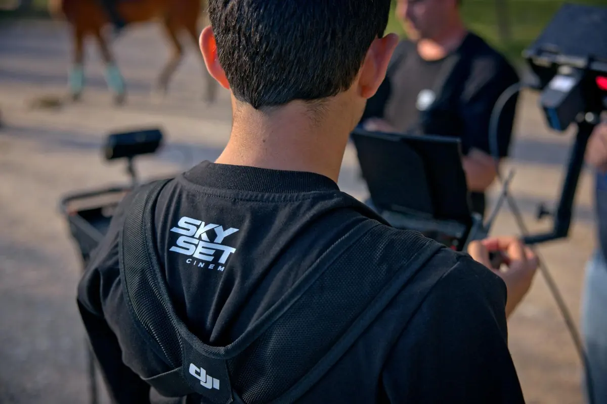Operador de Skyset Cinema con camiseta de la marca durante rodaje