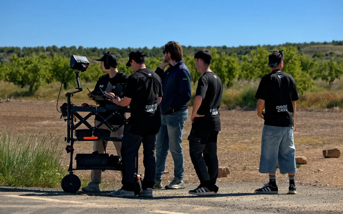 Equipo de Skyset Cinema con material listo para viajar a un rodaje