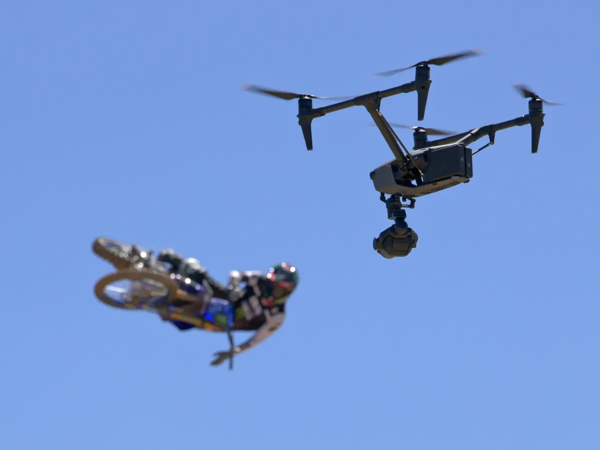 Plano aéreo de motorista freestyle con DJI Inspire