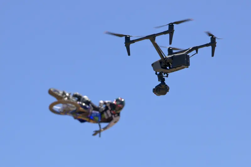 Plano aéreo de salto de motocross con el Inspire en seguimiento