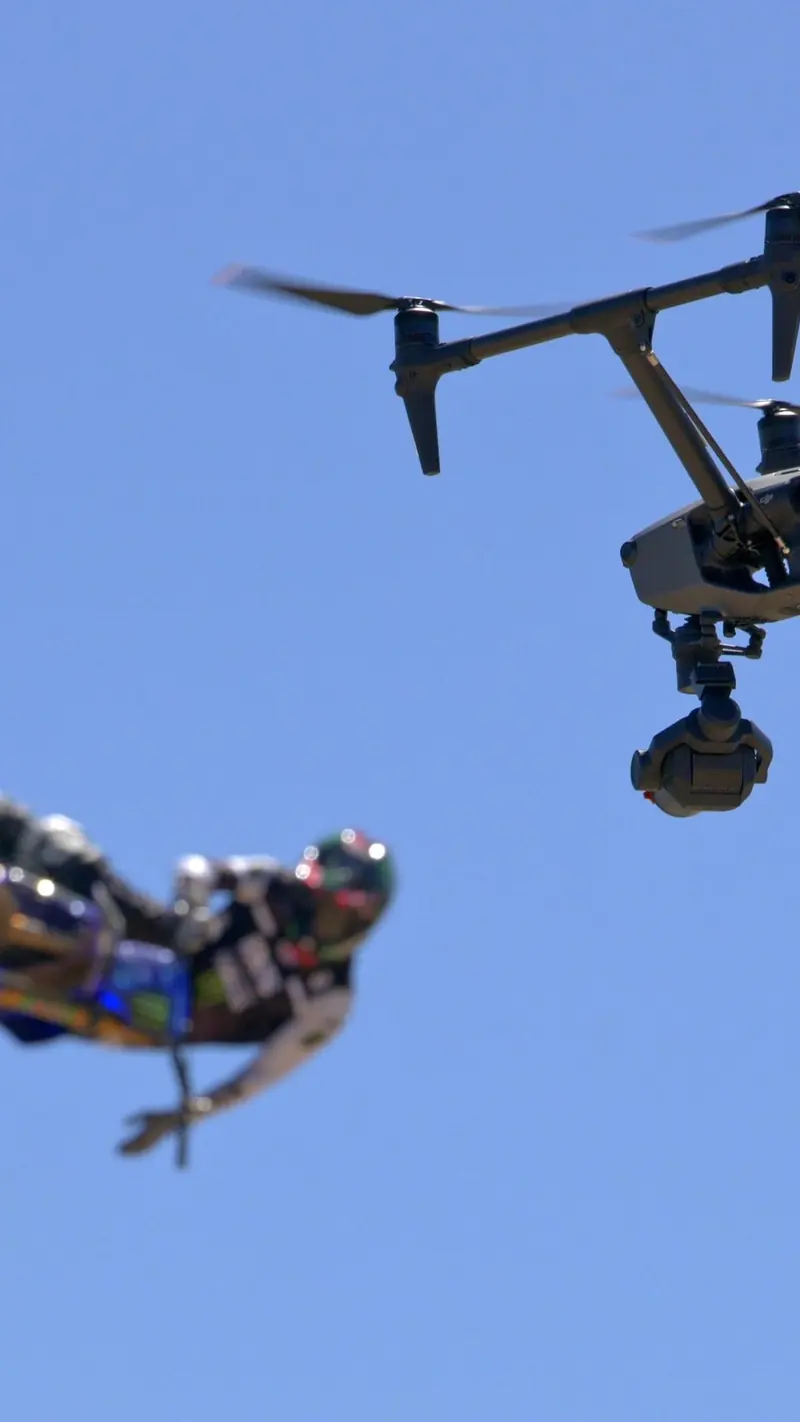 Plano aéreo de motorista en salto